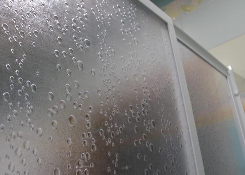 Drawing in the form of drops of water on a shutter from styrene
