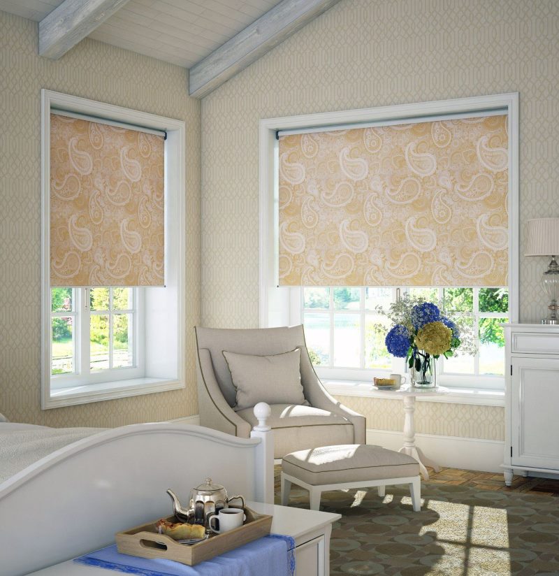 الستائر الدوارة مع أنماط الأزهار على نوافذ غرفة المعيشة الزاوية
