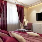 Луксозна и елегантна спалня с червени и кестеняви завеси и бели мебели