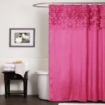 Różowa zasłona prysznicowa w łazience