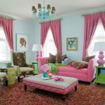 Różowe zasłony i różowe meble świetnie wyglądają w pokoju dla dziewczynki