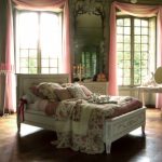 Różowe zasłony z delikatnego materiału do ażurowej sypialni