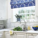 Walcowana biało-niebieska kurtyna świetnie prezentuje się w oknie kuchennym