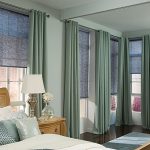 Kombinace záclon se záclonami v designu ložnice