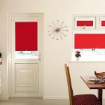 Blinds in red in white kitchen