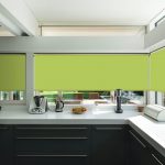 Özel bir evde mutfak pencerelerinde açık yeşil perdeler