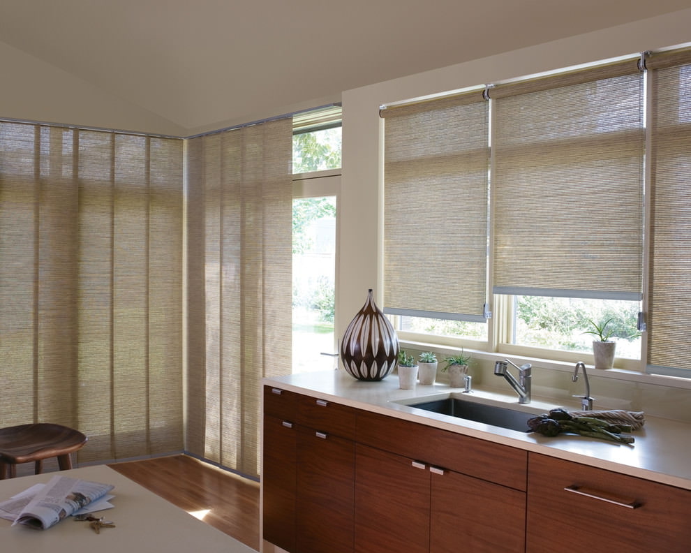 Long blinds in the interior of the kitchen