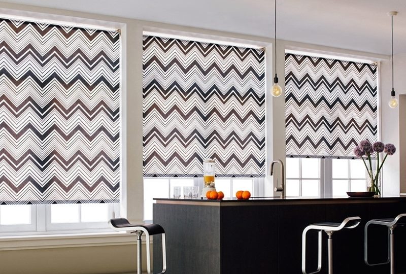 Geometric ornament on roller blinds in the kitchen