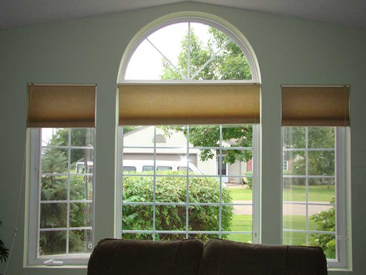 Valsede gardiner på vinduet med buen