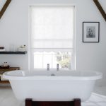 Banyoda penceresindeki beyaz rulo