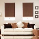 Brown curtains sa living room na may puting sofa