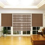 Brown day-night curtains sa window ng living room