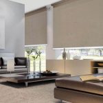 Stue design med beige gardiner