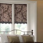 Tatlong roller blinds sa window ng bedroom