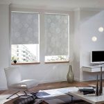 Panel evde salon penceresi üzerinde güneşlikler