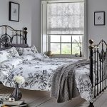 Interijer ženske spavaće sobe s kovanim krevetom