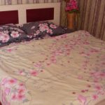 Ang homemade bed ay may mga floral motif