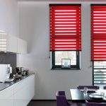 Červené záclony v interiéru kuchyně