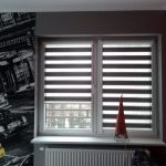 Záclony zebra na okno místnosti pro teenagera