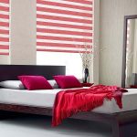 Červená přehoz na manželské posteli