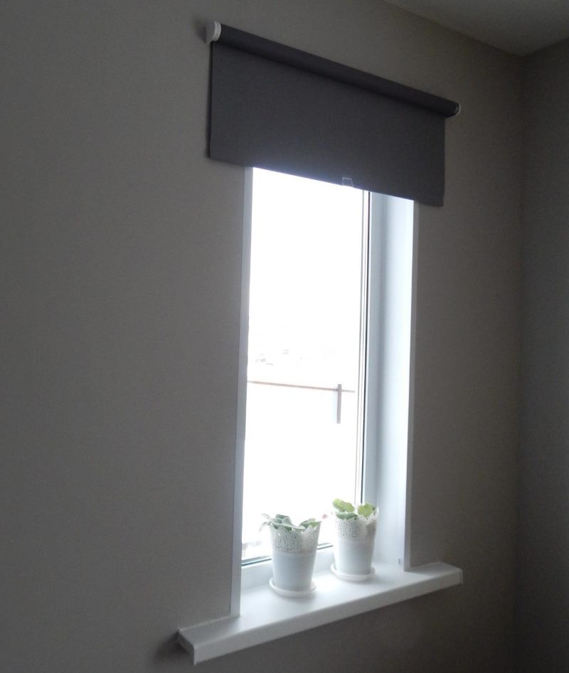Roller blind Tupplyur tiheästä kankaasta keittiön ikkunassa