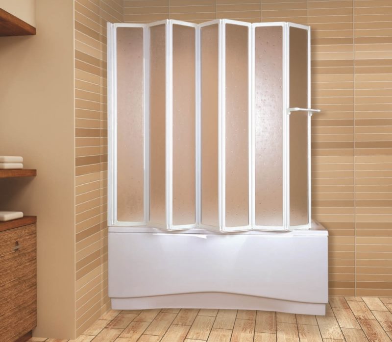 Bathroom design with an accordion curtain