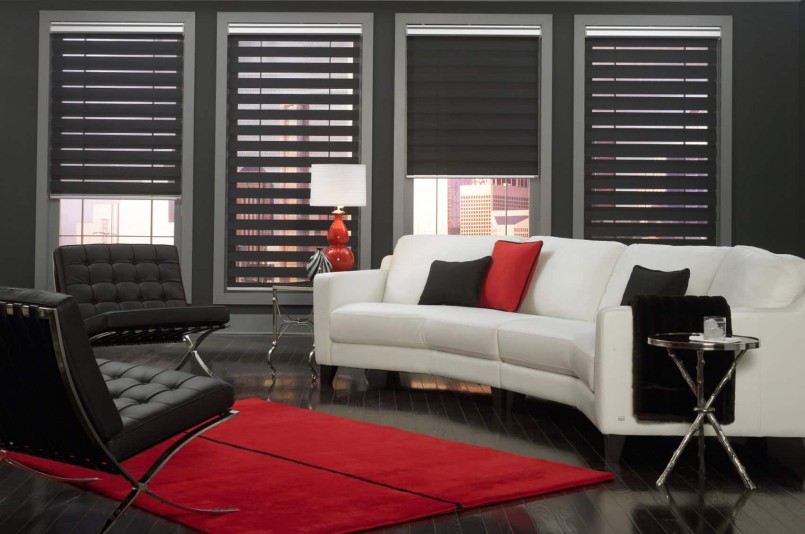 Hvid sofa i stuen med sorte gardiner type dag nat
