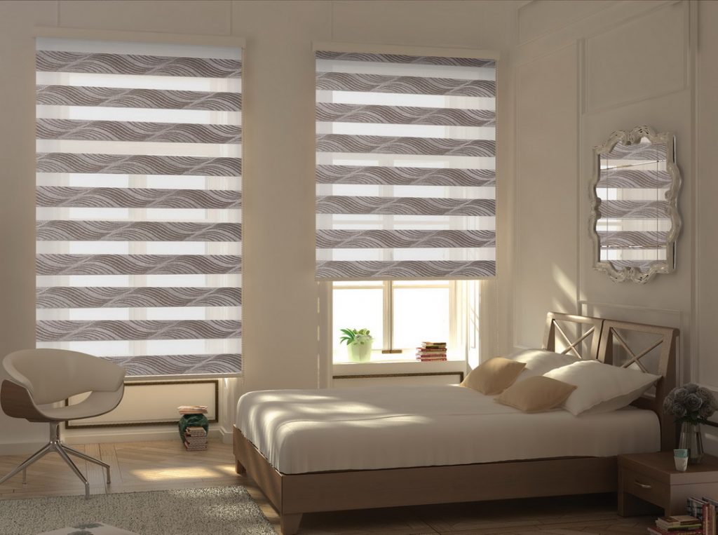 Valsede gardiner med et mønster i det indre af soveværelset