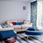 Zasłony i poduszki w kolorze niebieskim z białym wzorem na biały pokój