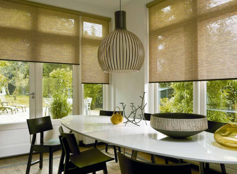 Svjetlosne zavjese od slame od bambusa na prozorima kuhinje