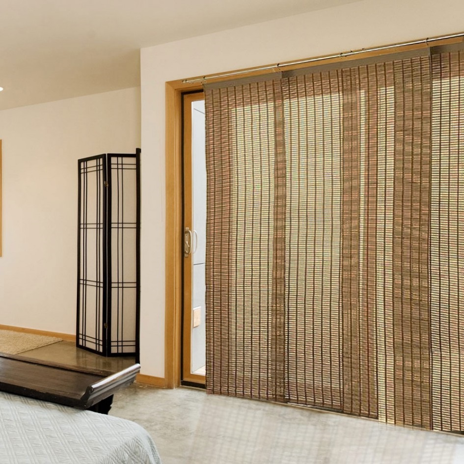 Długie bambusowe zasłony na drzwiach sypialni