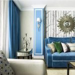 Záclony bohaté modré barvy odrážejí měkkou pohovku v obývacím pokoji