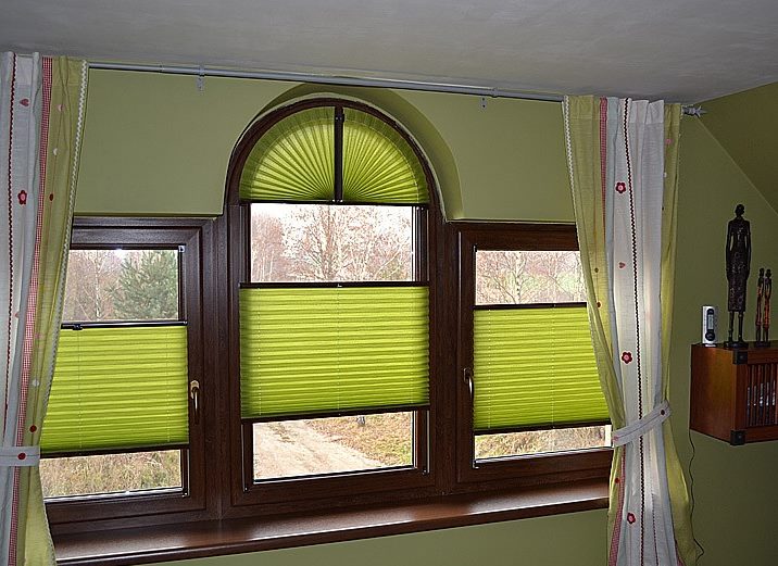 Gumawa ng arched plastic windows na may pleated curtains