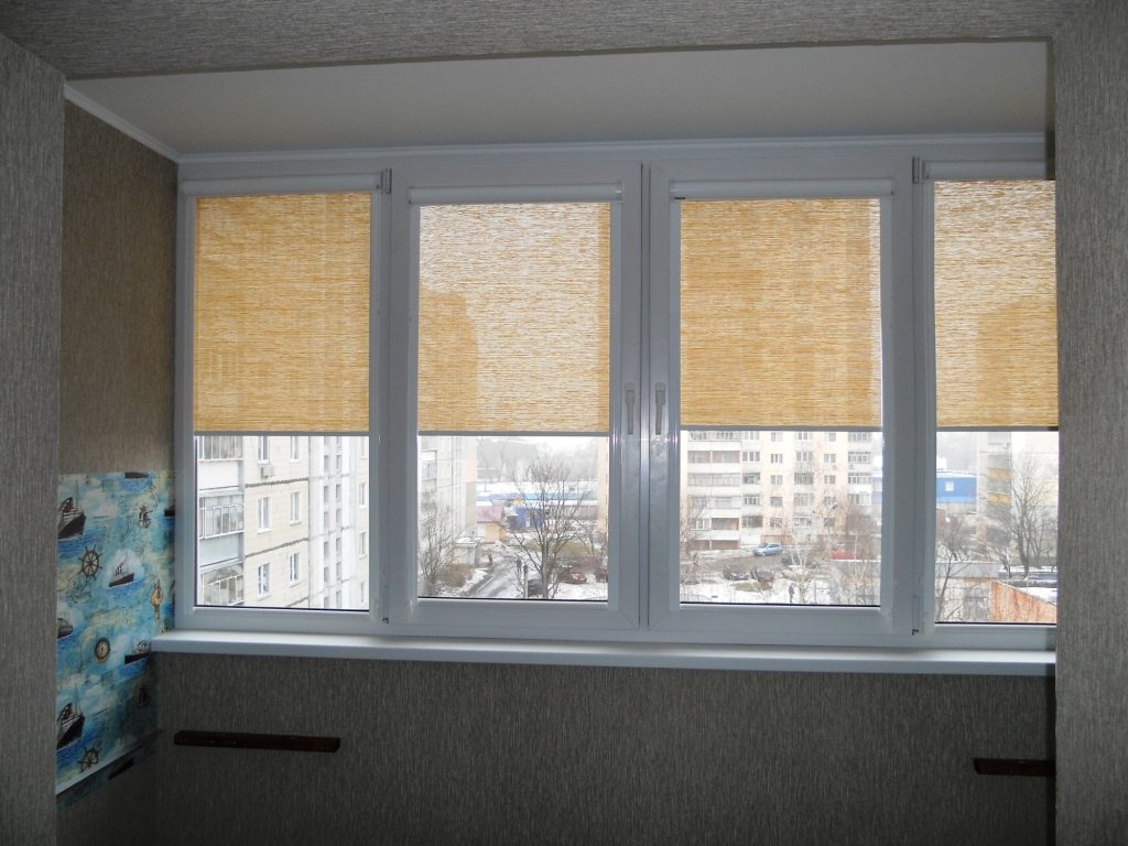 Kazetové záclony z průsvitné tkaniny na oknech lodžie