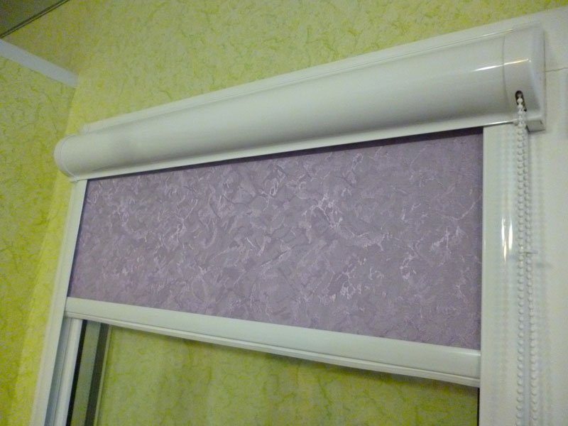Plastik bir pencerede kör perde sistemi UNI 2