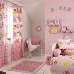 Zasłony ze wzorem i różowym tłem w pokoju dziewcząt