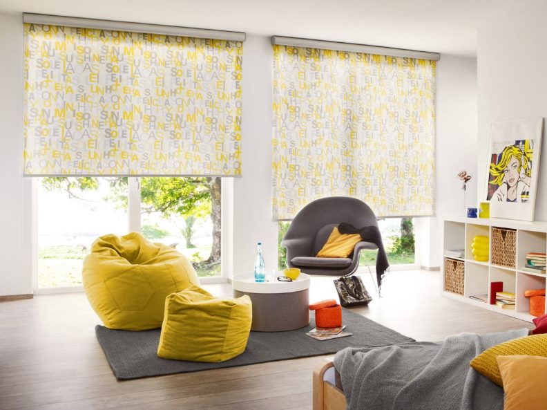 Design obývacího pokoje s velkými okny