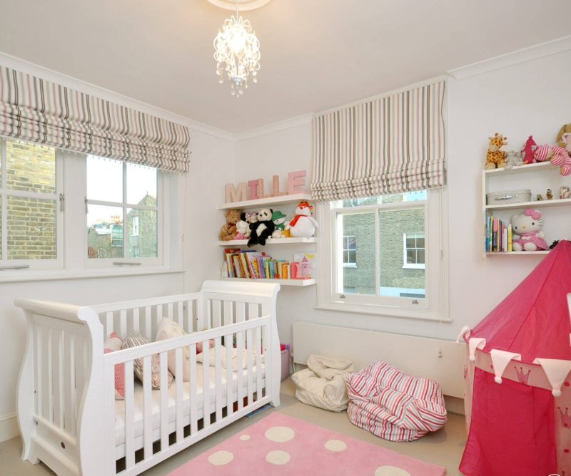 Okenní dekorace v místnosti pro novorozence