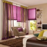 Lilac curtains sa living room, naayos sa itaas ng window