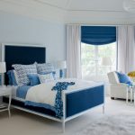 Kombinace bílé a modré - skvělá volba pro ložnici