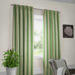 La combinaison de bandes de couleur verte et laiteuse pour les rideaux dans le salon