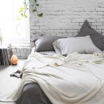 Sypialnia na poddaszu bez tradycyjnego łóżka