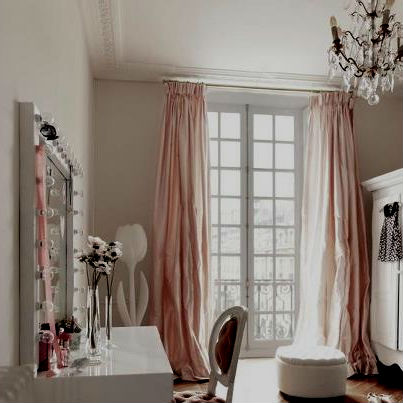 Różowe zasłony w sypialni w jasnych kolorach
