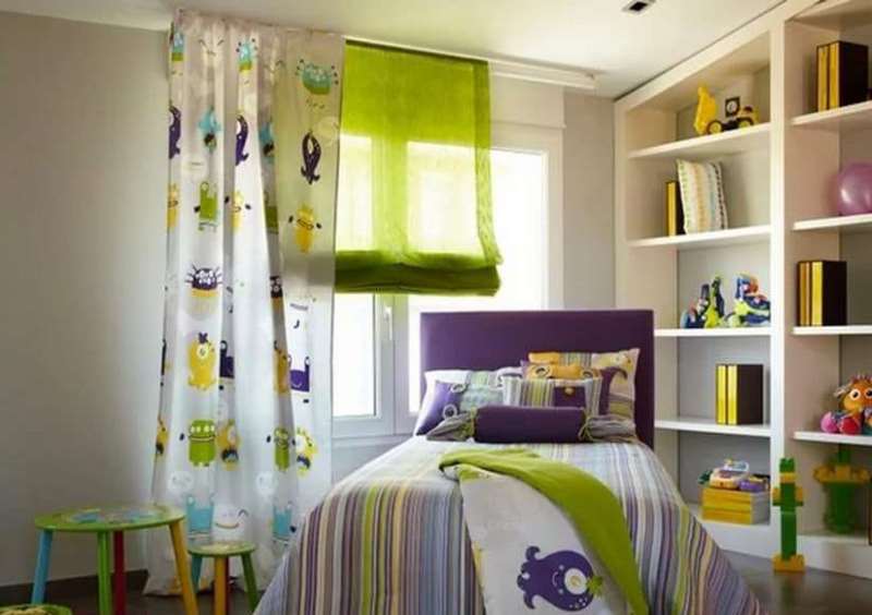 Kombinationen af ​​romerske gardiner med sengetøj i soveværelset af en dreng