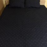 Marinblå vacker säng uppsättning