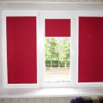 Plastikowe okno z czerwonymi okiennicami z tkaniny