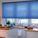 Tirai biru di pintu tingkap dapur