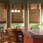 Concevoir une cuisine de salon avec des rideaux de bambou