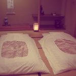 Tradycyjna japońska pościel w postaci materaca, rozłożona na noc do spania i czyszczona rano w szafie