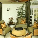 I det klassiska vardagsrummet är gröna gardiner av samma färg som de mjuka möblerna.